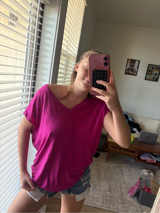 White House Black Market Tops - White House Black Market V-Neck Short Sleeve Top in Magenta